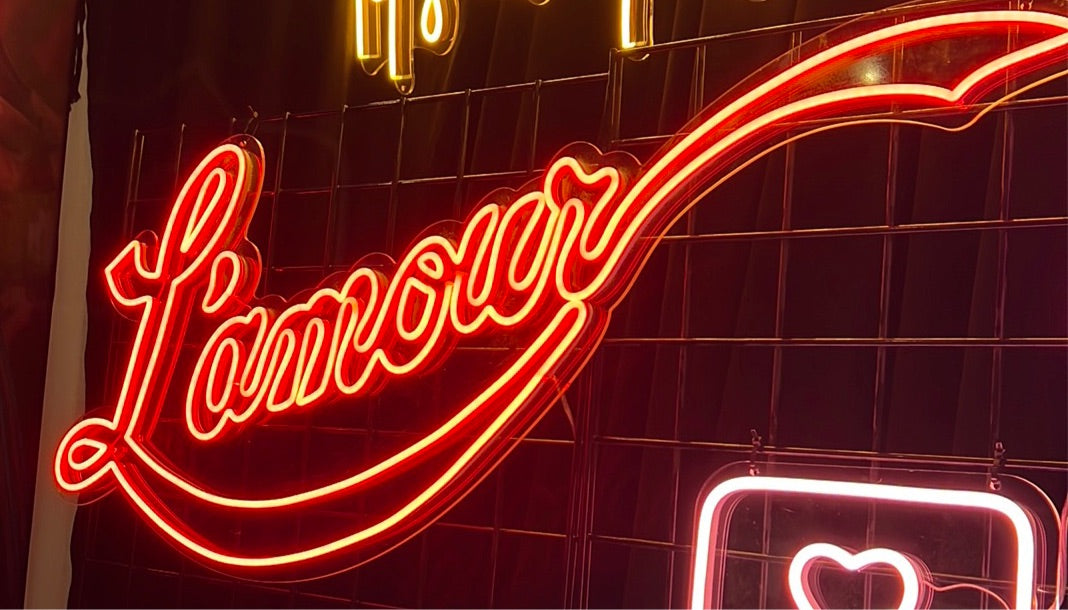 L’amour Neon Sign